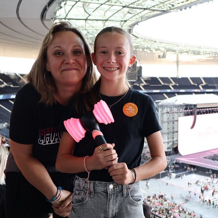 🇫🇷 Sasha, 13 ans, atteinte d’une maladie chronique, a été surprise par l’association brestoise "Un Rêve, un sourire" qui l’a emmenée au concert du groupe sud-coréen Blackpink à Paris ! 😍 (Ouest-France)

📸 unreve.unsourire