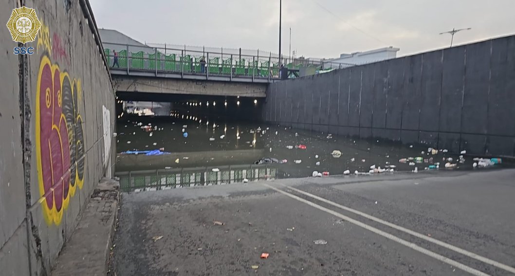 OVIAL_SSCCDMX (@ovialcdmx) on Twitter photo #PrecauciónVial | Continúa personal de #TránsitoCDMX y servicios de emergencia, laborando en Eje 1 Norte y Río Churubusco, por inundación. #AlternativaVial Calzada Ignacio Zaragoza y Ferrocarril de Río Frío. <a href="/SEGIAGUA/">Secretaría de Gestión Integral del Agua</a> #Tlaloque2025 #PrecauciónVial | Continúa personal de #TránsitoCDMX y servicios de emergencia, laborando en Eje 1 Norte y Río Churubusco, por inundación. #AlternativaVial Calzada Ignacio Zaragoza y Ferrocarril de Río Frío. <a href="/SEGIAGUA/">Secretaría de Gestión Integral del Agua</a> #Tlaloque2025