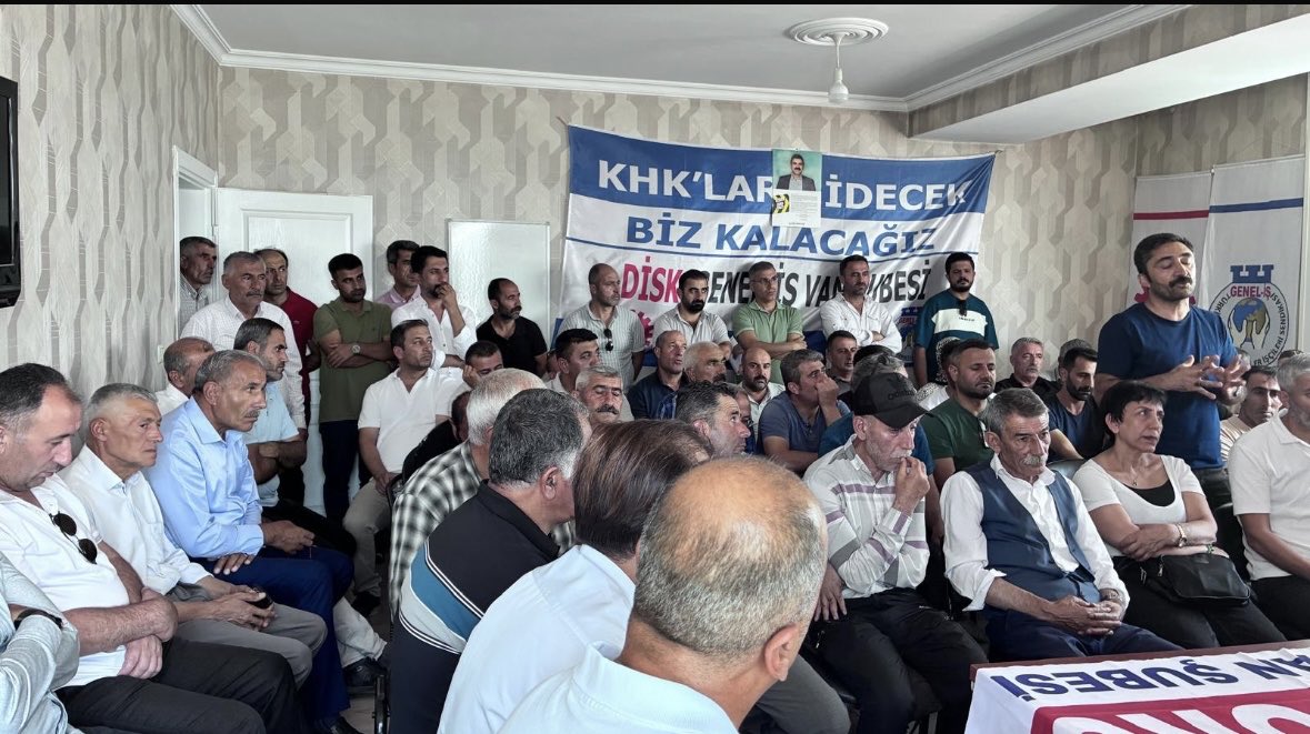 Kayyumun haksız yere işten çıkardığı emekçilerle buluştuk. Onların sesi, sözü, mücadelesi yalnız değil.

#atılanişçilergerialınsın
⁦<a href="/tcvanvaliligi/">T.C. Van Valiliği 🇹🇷</a>⁩