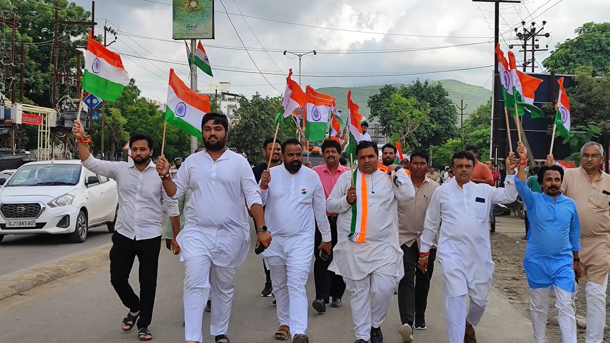 ChanduMakwanaCM's tweet photo. "રાષ્ટ્રભક્તિ અને નવા ભારતના સંકલ્પનો ઉત્સવ એટલે તિરંગા યાત્રા"

માનનીય વડાપ્રધાનશ્રી નરેન્દ્રભાઈ મોદી સાહેબના રાષ્ટ્રવ્યાપી હર ઘર તિરંગા અભિયાન હેઠળ   જુનાગઢ શહેરમાં  "ભવ્ય તિરંગા યાત્રા"નું આયોજન થયું, આ યાત્રામાં સહભાગી થઈ  શહીદોના શૌર્ય અને બલિદાનને કૃતજ્ઞતાપૂર્વક વંદન કર્ય��� https://t.co/rgBvE3Q498