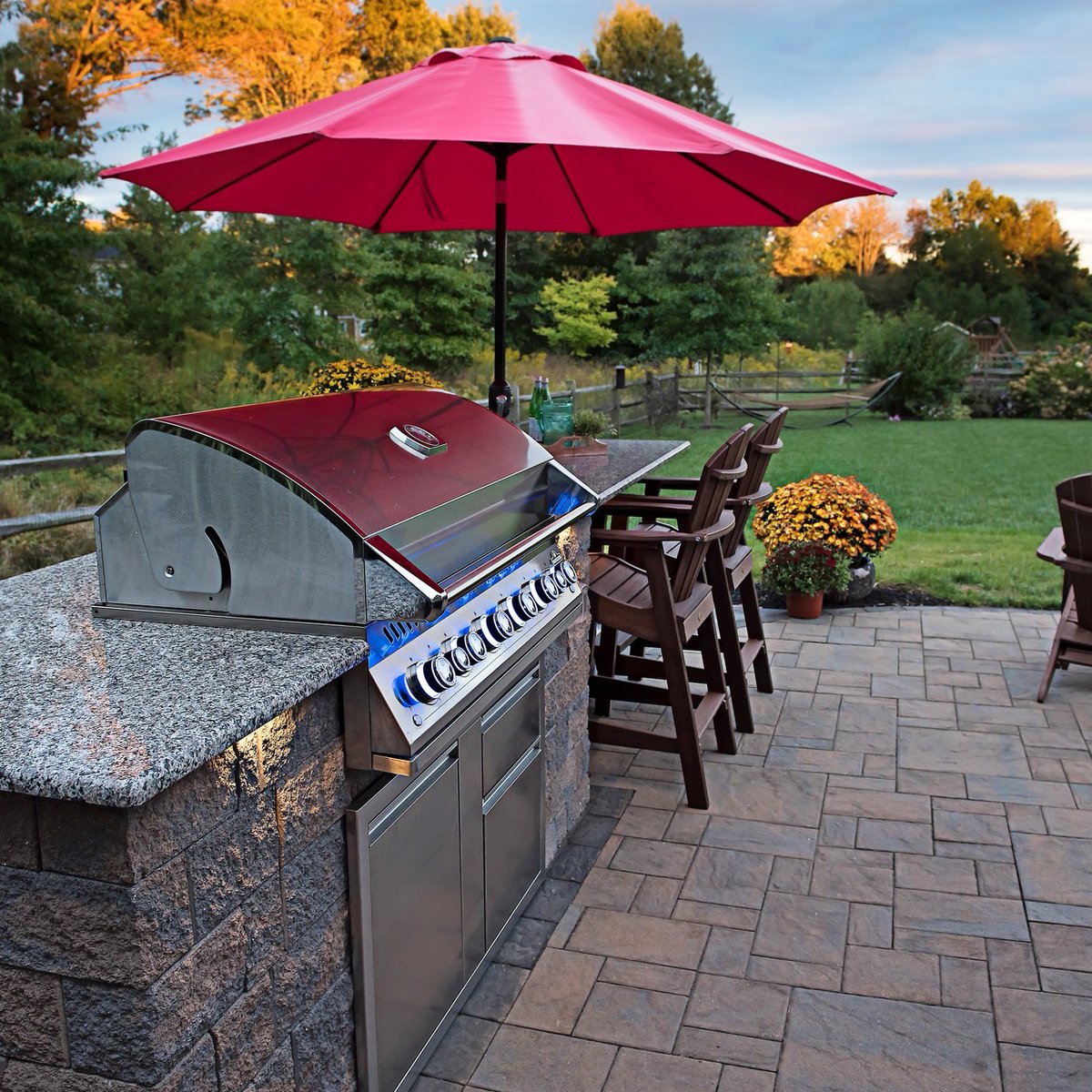 CambridgePavers's tweet photo. Evenings are better out here. This outdoor living space—expertly installed by Green Acres Nursery—is perfect for elevated entertaining, from wine nights to weekend grilling. #OutdoorKitchenGoals #PaverPatio
#EntertainInStyle https://t.co/rsUcgs4d6B