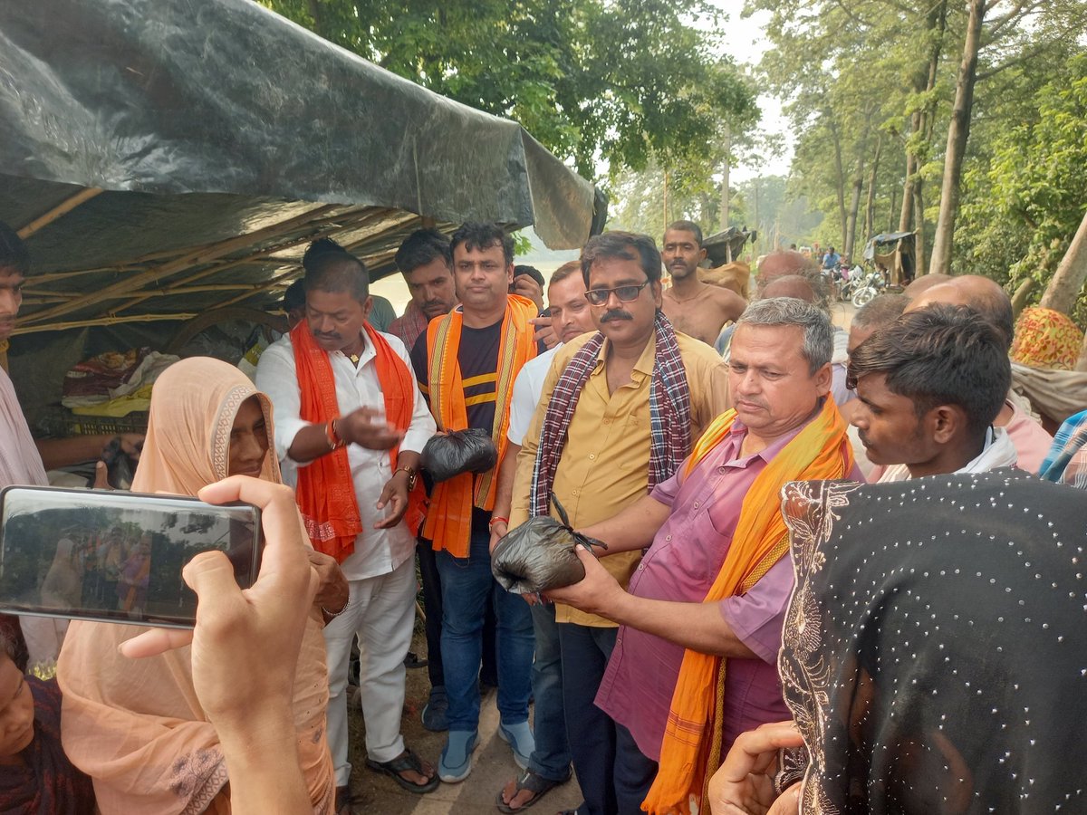nksingh_in's tweet photo. हमारा गांव-बोरना (जिला-खगड़िया, प्रखंड- गोगरी) बाढ़मग्न हो चुका है, सभी ग्रामीण बांध पर रहने के लिये मजबूर हैं, तस्वीर लिए जाने तक सरकार कुम्भकर्ण की नींद सो रही, आम लोग चन्दा इकट्ठा कर सूखा राशन वितरित करते हुए।
क्या ये देखकर भी सरकार/प्रशासन के आंख में पानी आएगा?
#BornaInFlood https://t.co/q9C6FEwEQZ