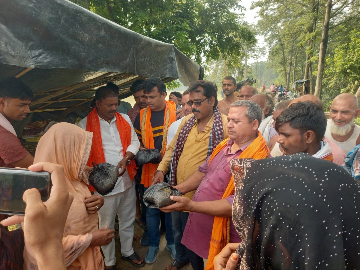 nksingh_in's tweet photo. हमारा गांव-बोरना (जिला-खगड़िया, प्रखंड- गोगरी) बाढ़मग्न हो चुका है, सभी ग्रामीण बांध पर रहने के लिये मजबूर हैं, तस्वीर लिए जाने तक सरकार कुम्भकर्ण की नींद सो रही, आम लोग चन्दा इकट्ठा कर सूखा राशन वितरित करते हुए।
क्या ये देखकर भी सरकार/प्रशासन के आंख में पानी आएगा?
#BornaInFlood https://t.co/q9C6FEwEQZ