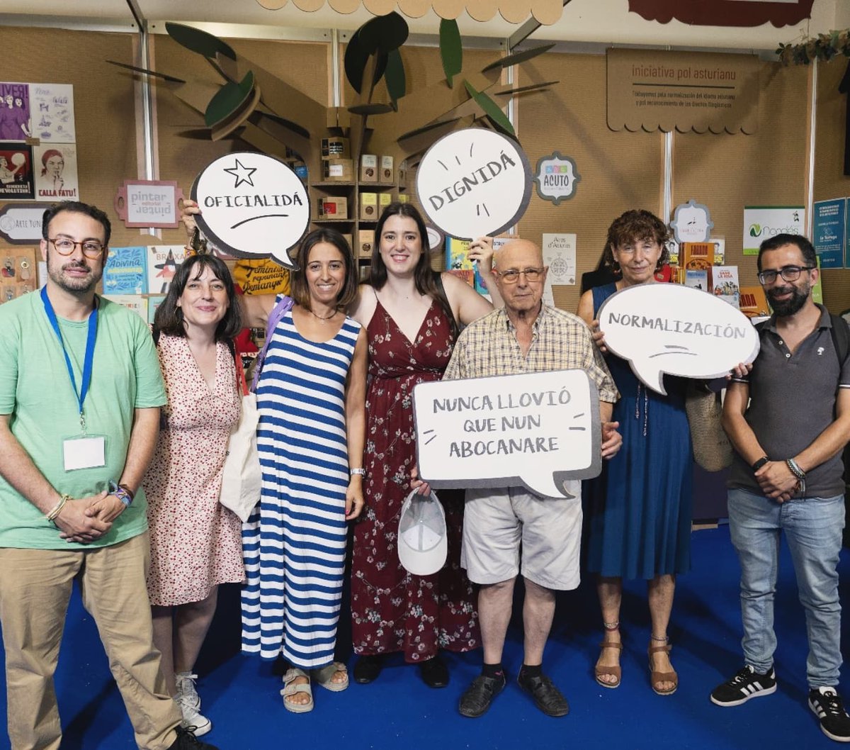 OlayaSuarez's tweet image. Hoy anduvimos de paseo por stands y pabellones de la Feria de Muestras de Xixón 🔴⚪
Visita imprescindible en el agosto gijonés, también para las que vienen de otros conceyos, como @silviatarano, @daviz_garcia y @VdeNalon 😊
#FIDMA2025 #FIDMA