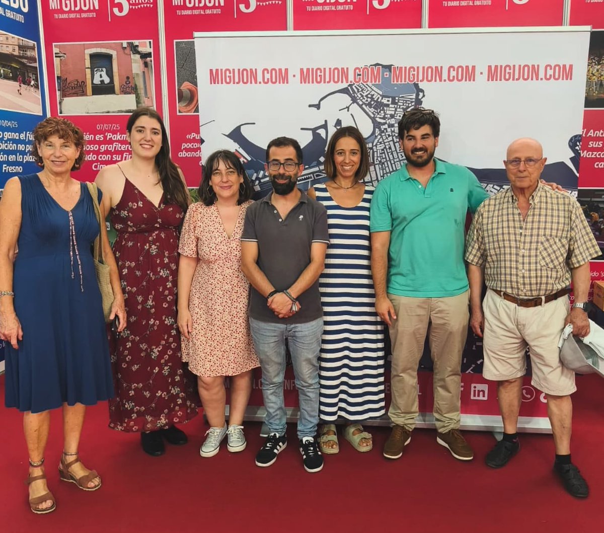 OlayaSuarez's tweet image. Hoy anduvimos de paseo por stands y pabellones de la Feria de Muestras de Xixón 🔴⚪
Visita imprescindible en el agosto gijonés, también para las que vienen de otros conceyos, como @silviatarano, @daviz_garcia y @VdeNalon 😊
#FIDMA2025 #FIDMA