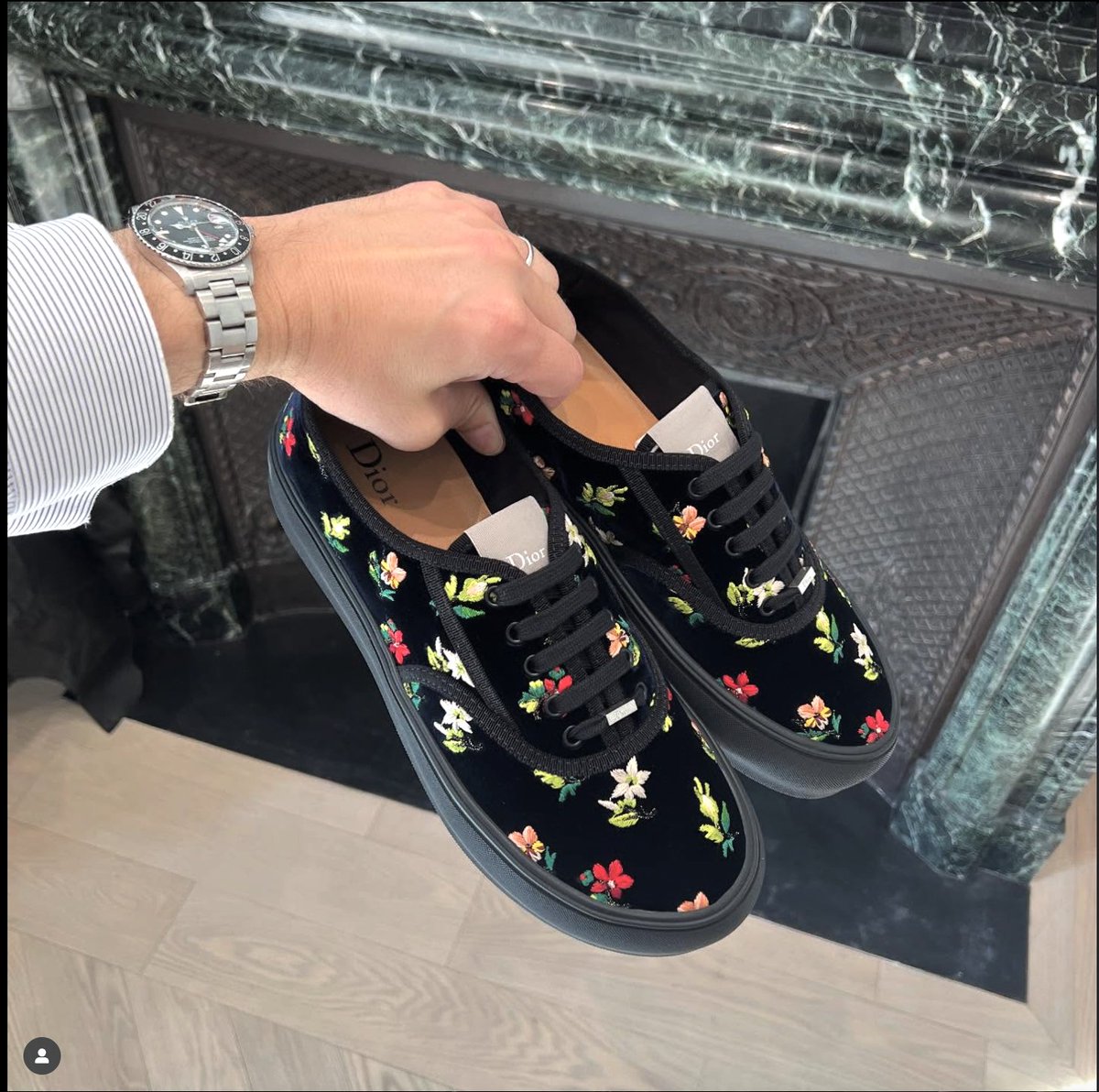 zacktanzx's tweet image. $VFC #Vans #Authentics #NFA
We are in the early innings of a skate shoe renaissance. Know what you own.

1) Valentino + Vans = (V)ery Classic Skate Shoes
highsnobiety.com/p/valentino-va…

2) Dior Does Vans
highsnobiety.com/p/dior-vans-sn…

3) Prada Says Plimsolls Will Be the Shoe of Next Summer :