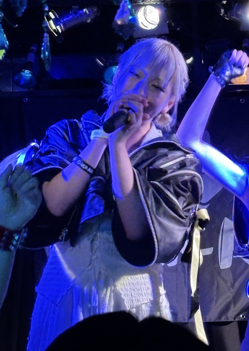 zemaitis666's tweet photo. LΛMBDAとGBBは前で楽しませてもらいましたのでその分バキルさんの時はデカいのは後ろからと思ったけど狂喜乱舞のモッシュに我慢できず参加してた🤣気付いたらメンバーが投げたタオル左頬に直撃して一瞬星が瞬いて気失いかけたw
#o_ver_kill
#AWAKiNG
#BAD_KNee_LAB
#Girlsbebad
#LΛMBDA https://t.co/5SIVfaWmP1