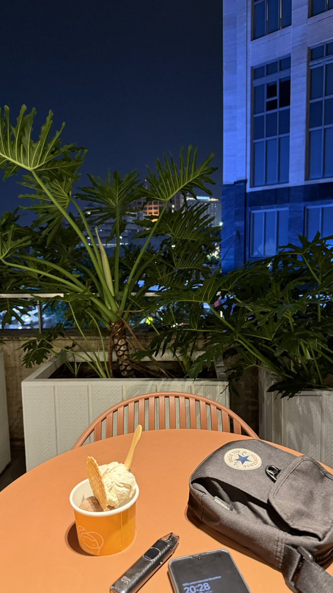 ardikptr's tweet image. Hawa dingin panggah los eskrim