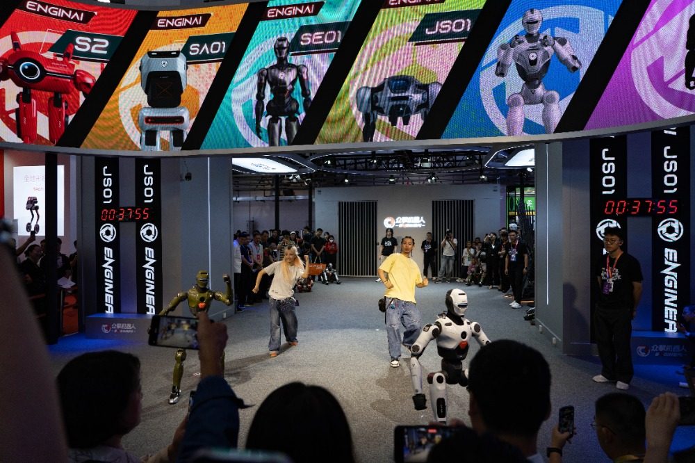 CQ_Liangjiang's tweet image. 🤖🌐 The #2025WorldRobotConference assembles cutting-edge innovations in #Beijing. From boxing bots to robot guide dogs, witness the future of #AI and #robotics as global innovators showcase groundbreaking tech.
📷 Xie Han/Xinhua