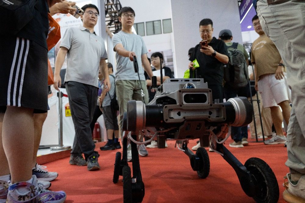 CQ_Liangjiang's tweet image. 🤖🌐 The #2025WorldRobotConference assembles cutting-edge innovations in #Beijing. From boxing bots to robot guide dogs, witness the future of #AI and #robotics as global innovators showcase groundbreaking tech.
📷 Xie Han/Xinhua