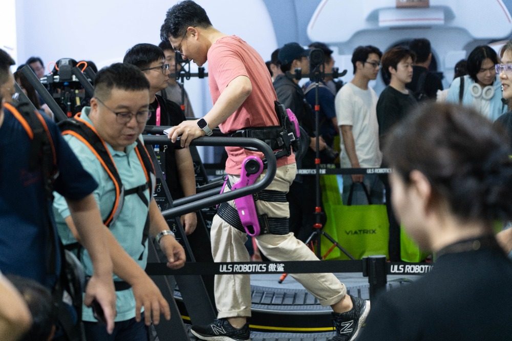 CQ_Liangjiang's tweet image. 🤖🌐 The #2025WorldRobotConference assembles cutting-edge innovations in #Beijing. From boxing bots to robot guide dogs, witness the future of #AI and #robotics as global innovators showcase groundbreaking tech.
📷 Xie Han/Xinhua