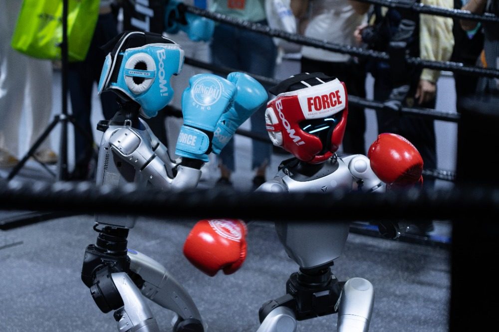 CQ_Liangjiang's tweet image. 🤖🌐 The #2025WorldRobotConference assembles cutting-edge innovations in #Beijing. From boxing bots to robot guide dogs, witness the future of #AI and #robotics as global innovators showcase groundbreaking tech.
📷 Xie Han/Xinhua