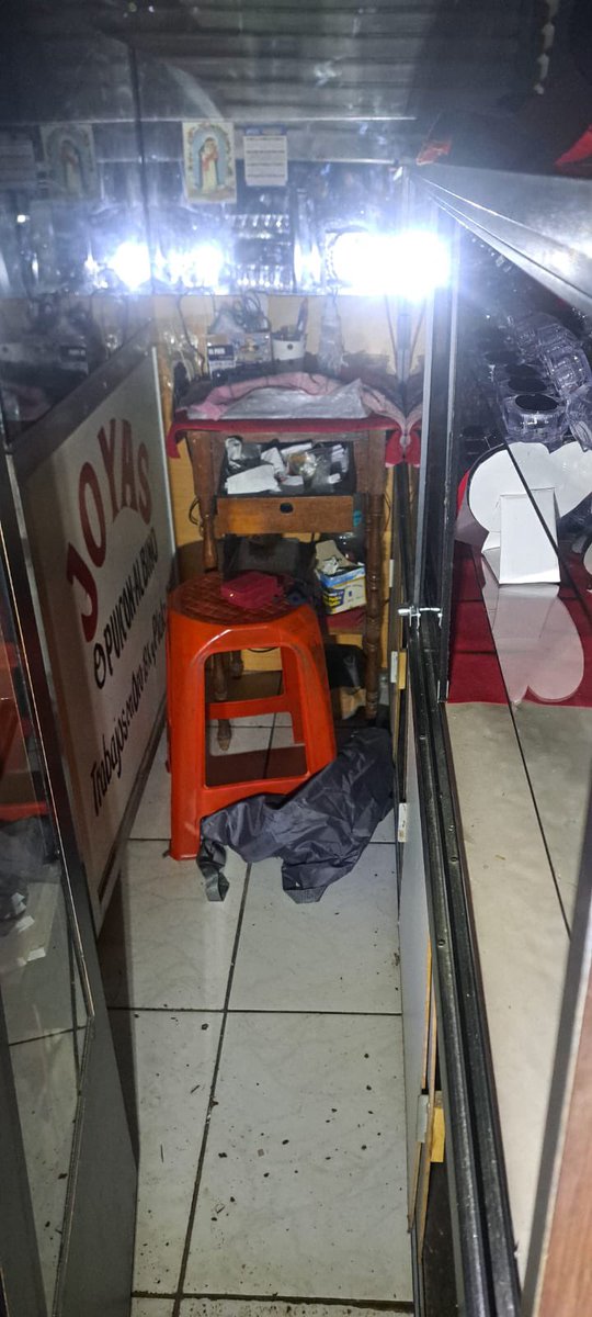 #Chiclayo: En horas de la madrugada, sujetos irrumpieron y maniataron a los vigilantes del mercado Central para robar un puesto de joyas. 

*Los dos vigilantes de turno de este centro de abastos fueron sorprendidos por los delincuentes. 

*Con armas de fuego, los… 

1/2