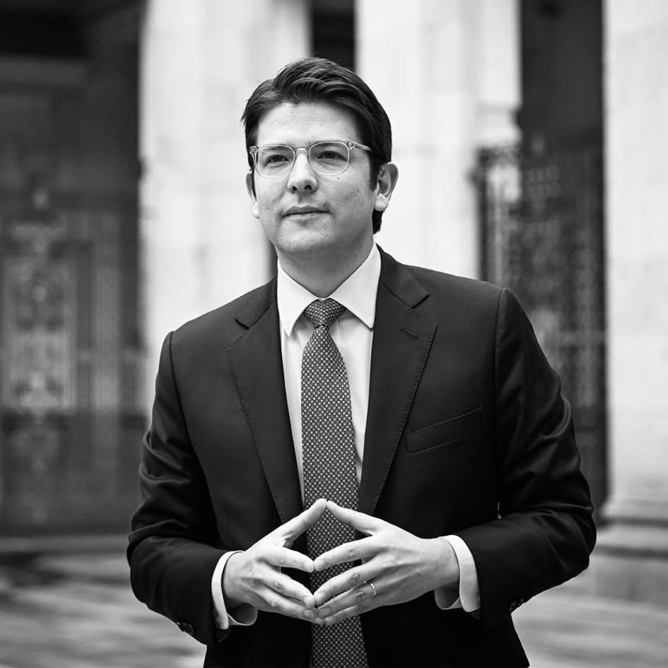 LauraEMarulanda's tweet photo. Hoy es un día triste para Colombia. Lamento profundamente el magnicidio de @MiguelUribeT A toda su familia les ofrezco mis condolencias. A su esposa Claudia mi mayor compasión y un fuerte abrazo. No podemos seguir en esta espiral absurda de violencia sin sentido. https://t.co/evW3YbwUh7