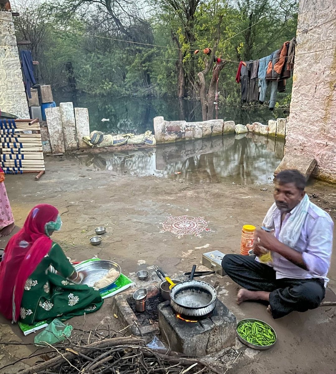 घर के आंगन में बहता ज़हरीला पानी, हवा तक दूषित…
खाना पकाना भी मुश्किल, सांस लेना भी भारी।
क्या फैक्ट्रियां इंसानों के जीने के अधिकार से ऊपर हैं?

#हनुमान_बचाएगा_जोजरी_में_मानवता