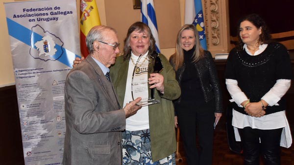 🏅 La Federación de Asociaciones Gallegas de #Uruguay  entregó el #PremioCastelao a #MartínRodríguezCaridad, máximo reconocimiento de la entidad a quienes destacan por su labor en favor de la colectividad gallega. 🇺🇾🇪🇸
acortar.link/8Bf3PM
#Crónicasdelaemigración