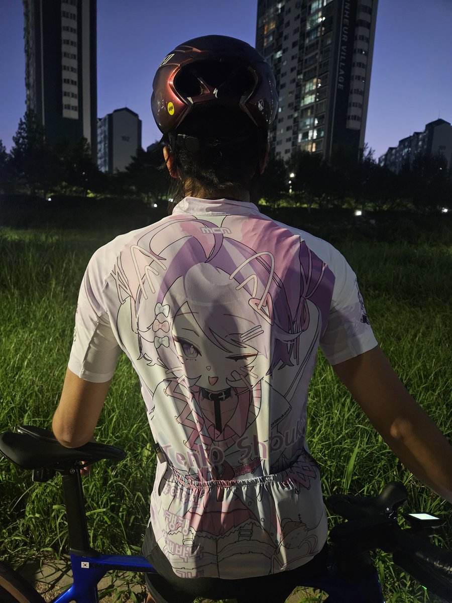 저의 취미가 자전거 타는건데 자전거를 타면서 항상 염원하던게 있었어요 그건 바로 제가 좋아하는 것들을 넣어서 커스텀 져지를 만드는거였죠! 매번 만들어야지 생각만 하고 있었는데 이번에 맘 먹고 진행해 봤습니다!! 제가 너무나도 좋아하는 여우신! 부키부키 커스텀 져지를 만들어봤어요!