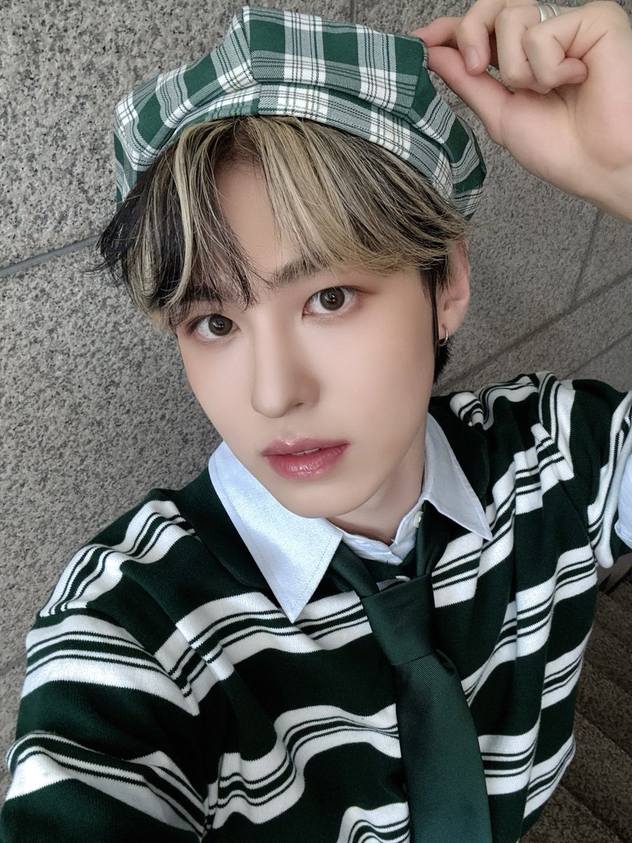 by_EPEX's tweet photo. 청사과 냠냠🍏

#EPEX #이펙스 #AYDEN #에이든 https://t.co/P4FXZcPY1s