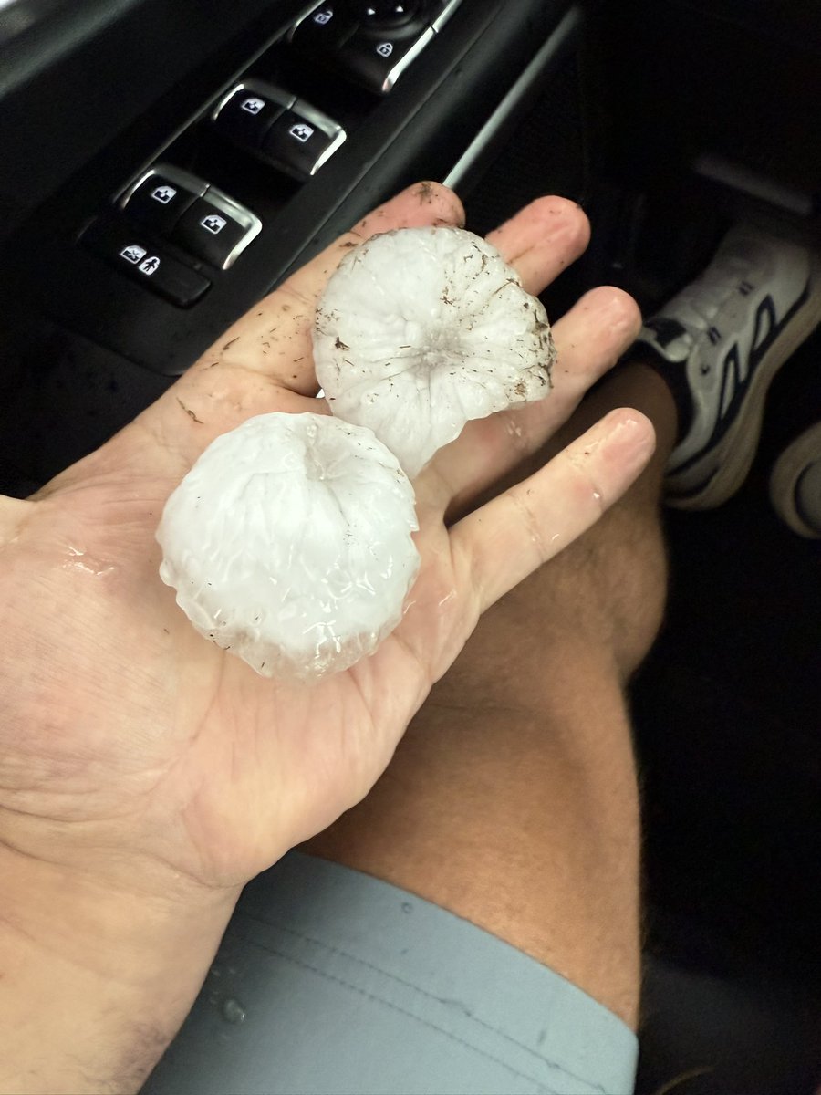 JakeNea2's tweet image. Always nice catching up with the boys and trashin some rental cars. A few pics from Saturdays chase around Limon Co. @Clint_wx @WxFanaticCC