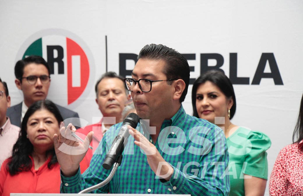 sintesisweb's tweet photo. 🗣️El senador de la República por el PRI, Néstor Camarillo, rueda de prensa donde habló de la inseguridad en la carreteras y del país en general.

📸@FotoSintesisOB https://t.co/YeK2S3CYh3