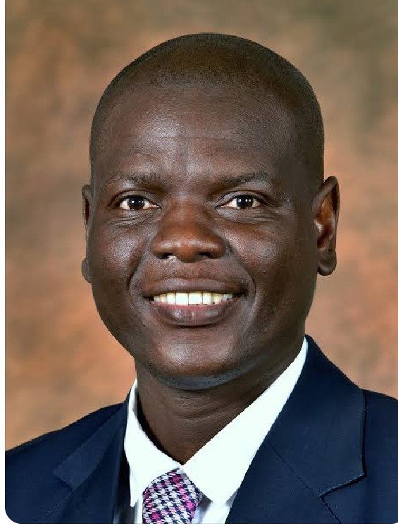 TheJustCaused's tweet image. My beloved South Africans if you see this man @RonaldLamola please ask him what became of my son&apos;s late father&apos;s estate ? Rumour has it that he may know a thing or two. It&apos;s been 6yrs since Soulman Nakedi passed on and today would have been his birthday.  @DOJCD_ZA is 🤐