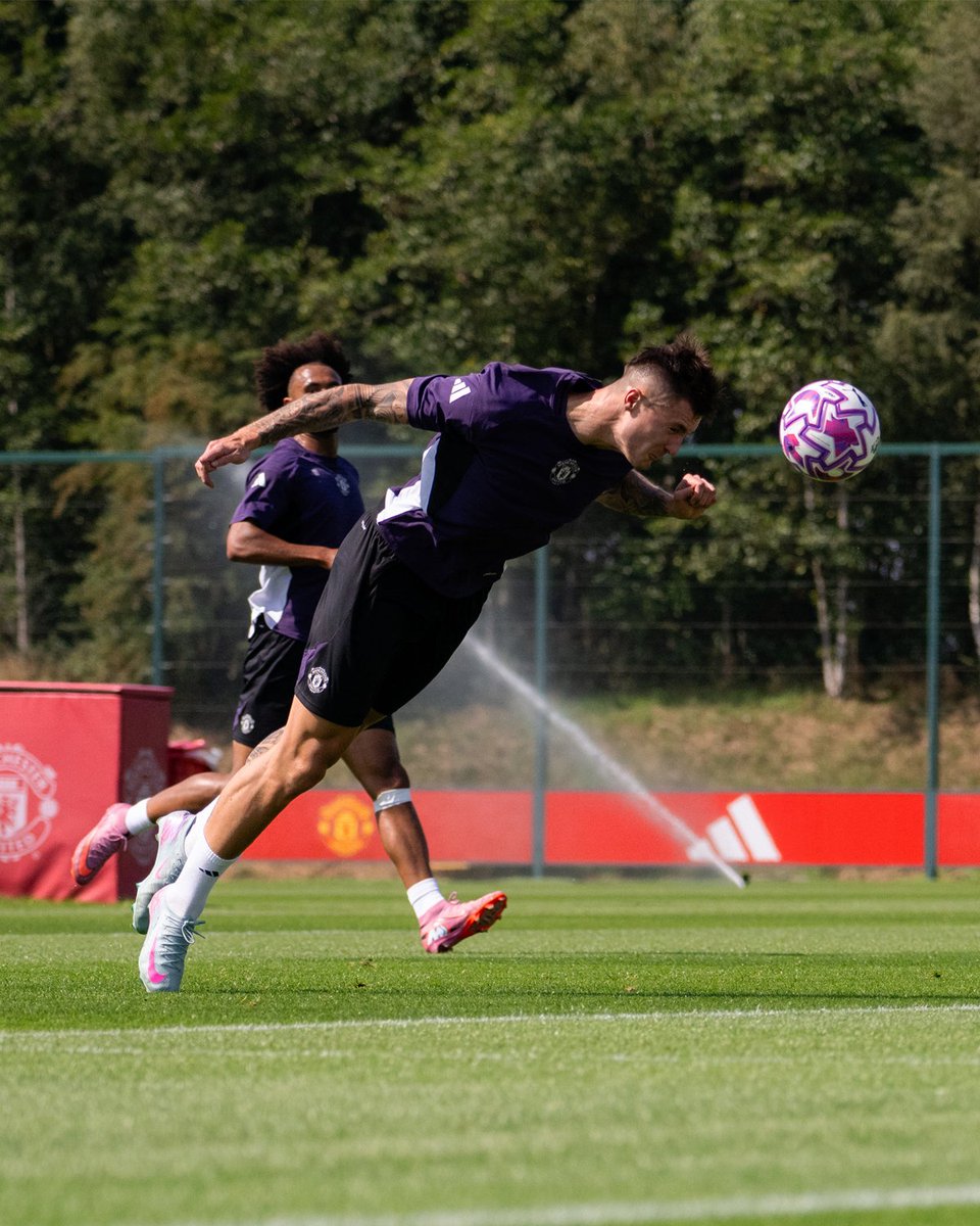 footballontnt's tweet image. Air Sesko ✈️

A first look at Manchester United&apos;s new Slovenian striker in training 🇸🇮
