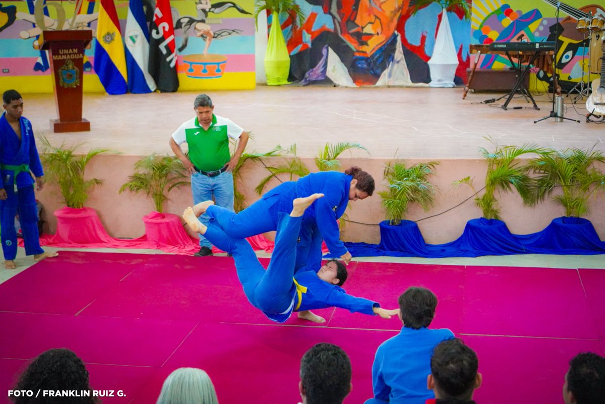 📚🎉 Con alegría y espíritu revolucionario, la UNAN-Managua dio la bienvenida a sus estudiantes del turno regular para el segundo semestre 2025, celebrando con actividades culturales y deportivas en el Anfiteatro Héroes y Mártires, fortaleciendo el compromiso con el aprendizaje.