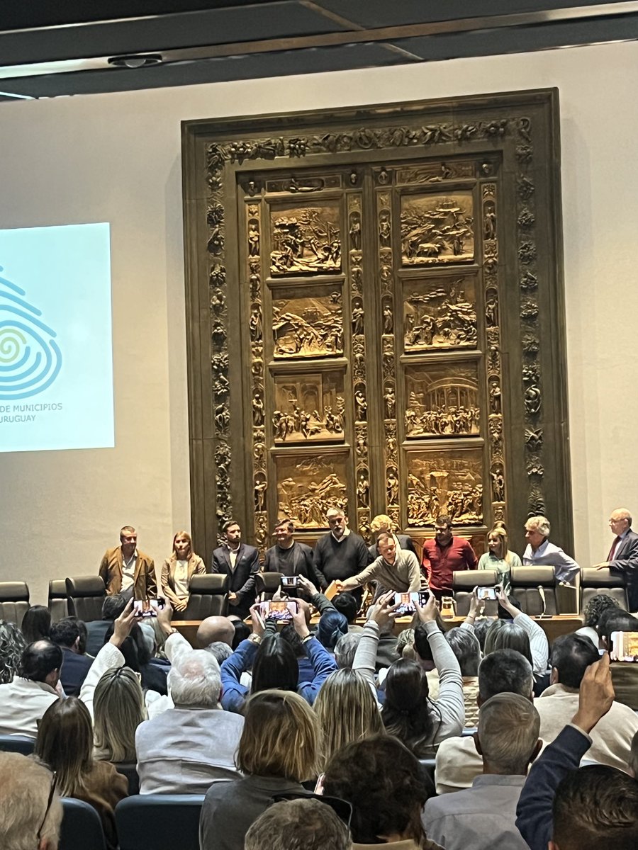 DL_Claeh's tweet photo. Acompañando una nueva etapa de la institucionalidad municipal. XIV sesión del Plenario de Municipios de Uruguay. Les deseamos a las nuevas autoridades éxitos en su labor por el bienestar en cada territorio. https://t.co/au1jUcVeyR
