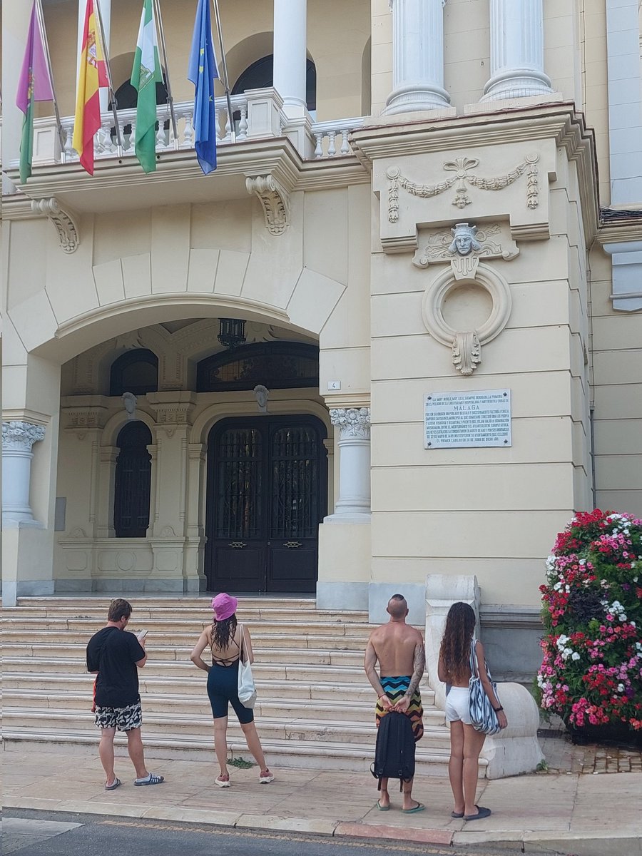 Los turistas que nos trae el Alcalde <a href="/pacodelatorrep/">Paco de la Torre</a> informándose en el Ayuntamiento de <a href="/malaga/">Ciudad de Málaga</a> sobre el uso de la vestimenta en nuestra ciudad. <a href="/_ElObservador_/">RevistaElObservador</a> <a href="/achajim/">Antonio Chaves JC</a> <a href="/bgmps/">Fernando Ramos</a> <a href="/DiarioSUR/">SUR. El periódico de Málaga</a> <a href="/NachoRomera1/">Nacho Romera</a> <a href="/opiniondemalaga/">La Opinión de Málaga</a> <a href="/La_SER/">Cadena SER</a> <a href="/AscoMalaga/">El Cortijo de Paco</a> <a href="/malagaHAVESOS/">MálagaHAVESOS</a> <a href="/malagahoy_es/">Málaga Hoy</a> <a href="/IUMalaga/">IU Málaga🔻</a>