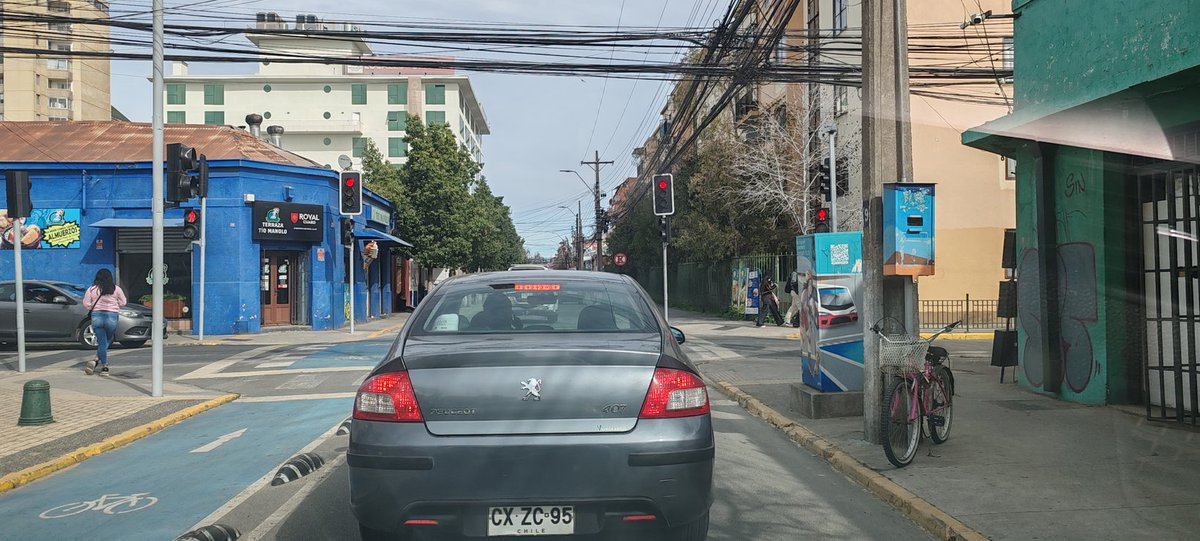 rositajgf's tweet photo. Varias cuadras hablando x teléfono obstaculizando el tránsito en pleno centro de #rancagua @munirancagua https://t.co/OY0R5HODJH