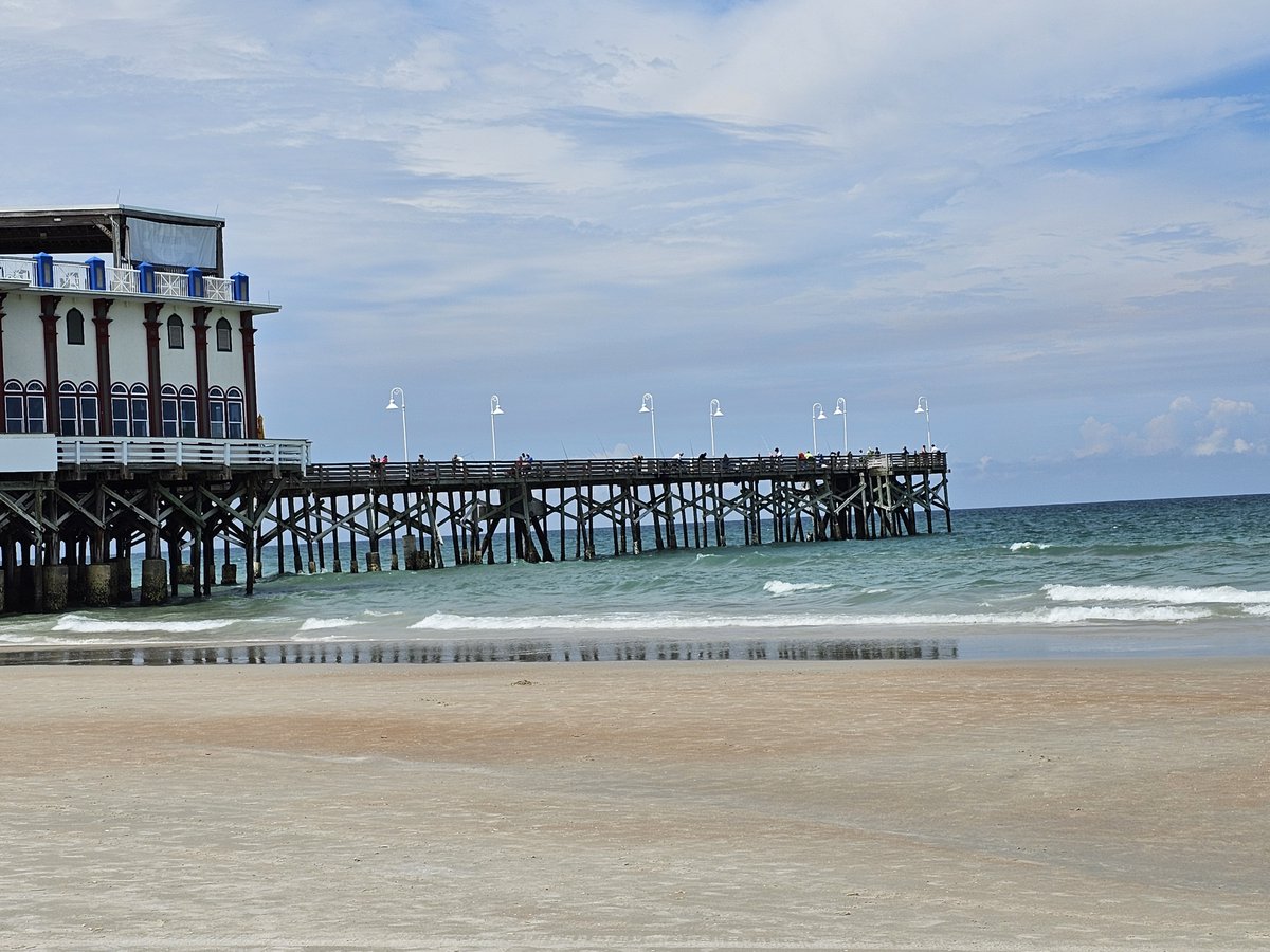 During Asher's National Tournament in Orlando, we skipped over to Daytona Beach... I was in heaven under an umbrella counting sheep and enjoying the ocean breeze... Zak and Lauren enjoyed the water... so relaxing!
📷