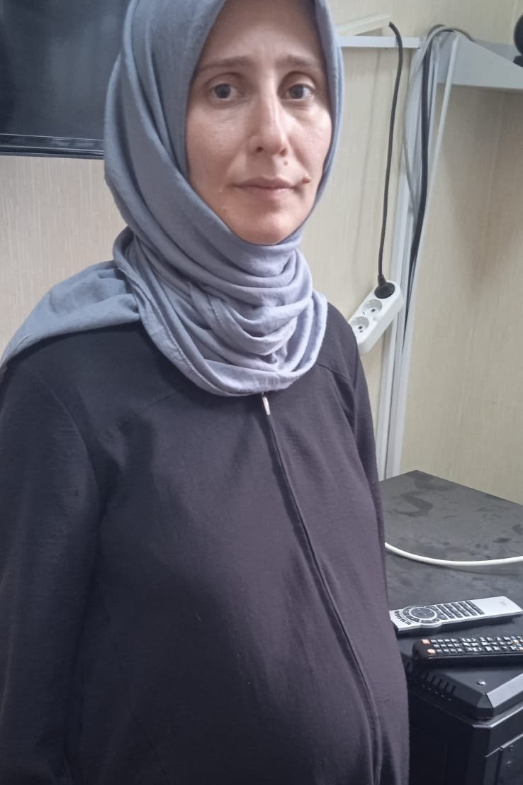 Edirne L Tipi Cezaevinde tutuklu olan 9 aylık hamile Merve Zayım’ın eşi Furkan Zayım, eşi tahliye edilmediği için bebeğinin eşyalarını cezaevine teslim etti.

Zayım:

"Eşimin 9 ay 10 günü doldu. Artık bebek her an gelebilir. Böyle bir zamanda ne eşinize ne çocuğunuza