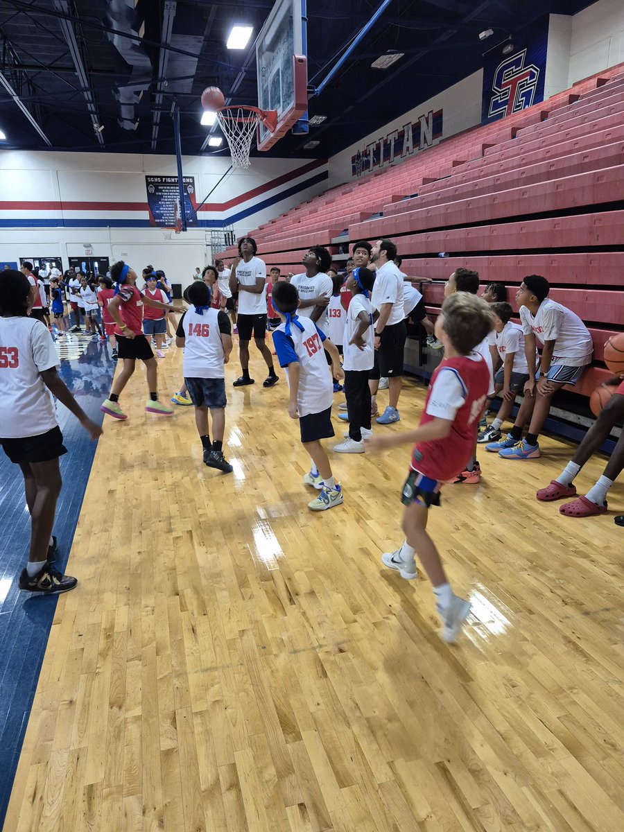 Thankful for the opportunity to help volunteer <a href="/TyreseMaxey/">Tyrese Maxey</a> Skills Camp. Thank you <a href="/ChrisHarrisBB/">Chris Harris Sr</a> <a href="/CoachD_Parker/">Dominique Parker</a> <a href="/WOJO_5/">Joshua Woodson</a> <a href="/chrisharris_2/">TheChrisHarrisJr🎒</a>