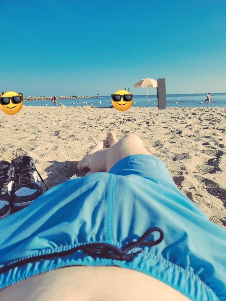 What would you do if you saw this bulge at the beach?😈