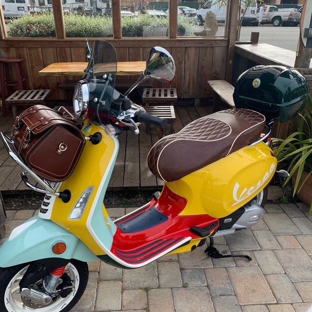 Beautiful Vespa Primavera Wotherspoon edition with our diamond whiskey seat cover.  Love the roll bag too!

l8r.it/Ais5
#cheekyseats #vespaprimavera #vespasprint #vespawotherspoon #vespaseatcovers #madeintheUSA
