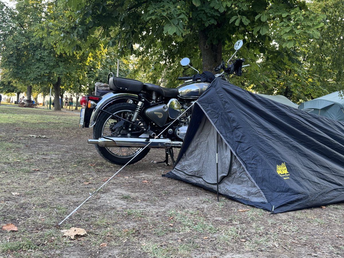 Výletím na Enfieldu. Dnes Čechy až Balaton. Celkem 583km. Bolí zadek. Maďarsko je krásná země nezamořená migranty.  Ať to tak zůstane.