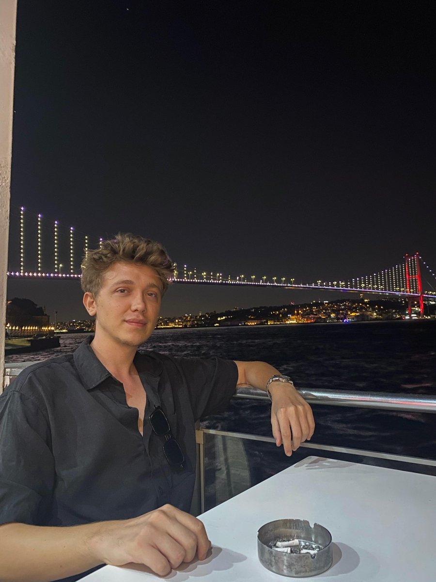 Ruhum biraz Boğaziçi
İki yakam hiç birleşmedi
Kalbimde bir İstanbul var
İstanbul da sensin