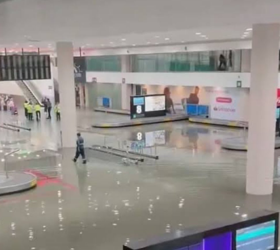DeniseDresserG's tweet photo. Quienes explican la inundación del AICM  por el cambio climático sólo tienen parcialmente la razón. La falta de mantenimiento en el Aeropuerto Internacional de la Ciudad de México es un serio problema que agrava la situación. Aunque los pasajeros pagan una Tarifa de Uso de Aeropuerto (TUA) cada vez que vuelan, gran parte de ese dinero no se invierte en reparar filtraciones, mejorar pistas o modernizar instalaciones. En su lugar, se destina a pagar los bonos emitidos para financiar el Nuevo Aeropuerto de Texcoco, cancelado en 2018. Esa deuda millonaria sigue vigente, y hasta que se liquide, el AICM seguirá parchado, deteriorado y funcionando como puede.