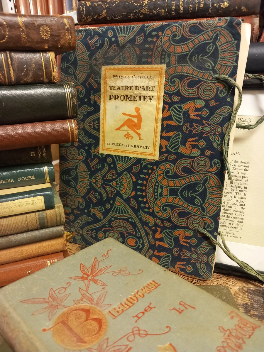 Santoni_dom's tweet photo. 📖 Cada llibre del mercat té una història. I després, en té una altra a dins.
#MercatDominicaldeSantAntoni #LlibresAntics #Cultura https://t.co/wr0STPXoTA