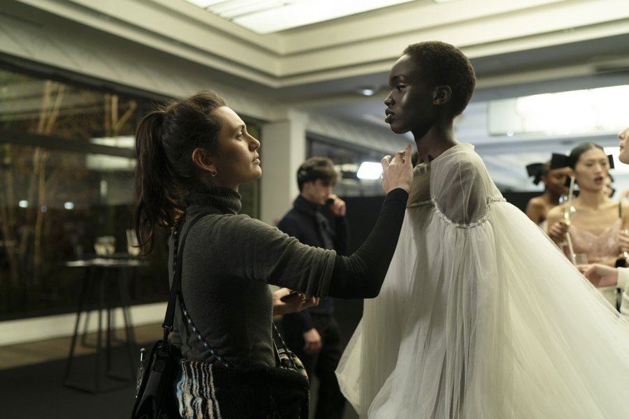 CineenRaccord's tweet photo. Primeras imágenes promocionales de #Couture, de #AliceWinocour
🎭 #AngelinaJolie #LouisGarrel #EllaRumpf #AnyierAnei
🗓 #TIFF50 https://t.co/aE2wrPSMNO
