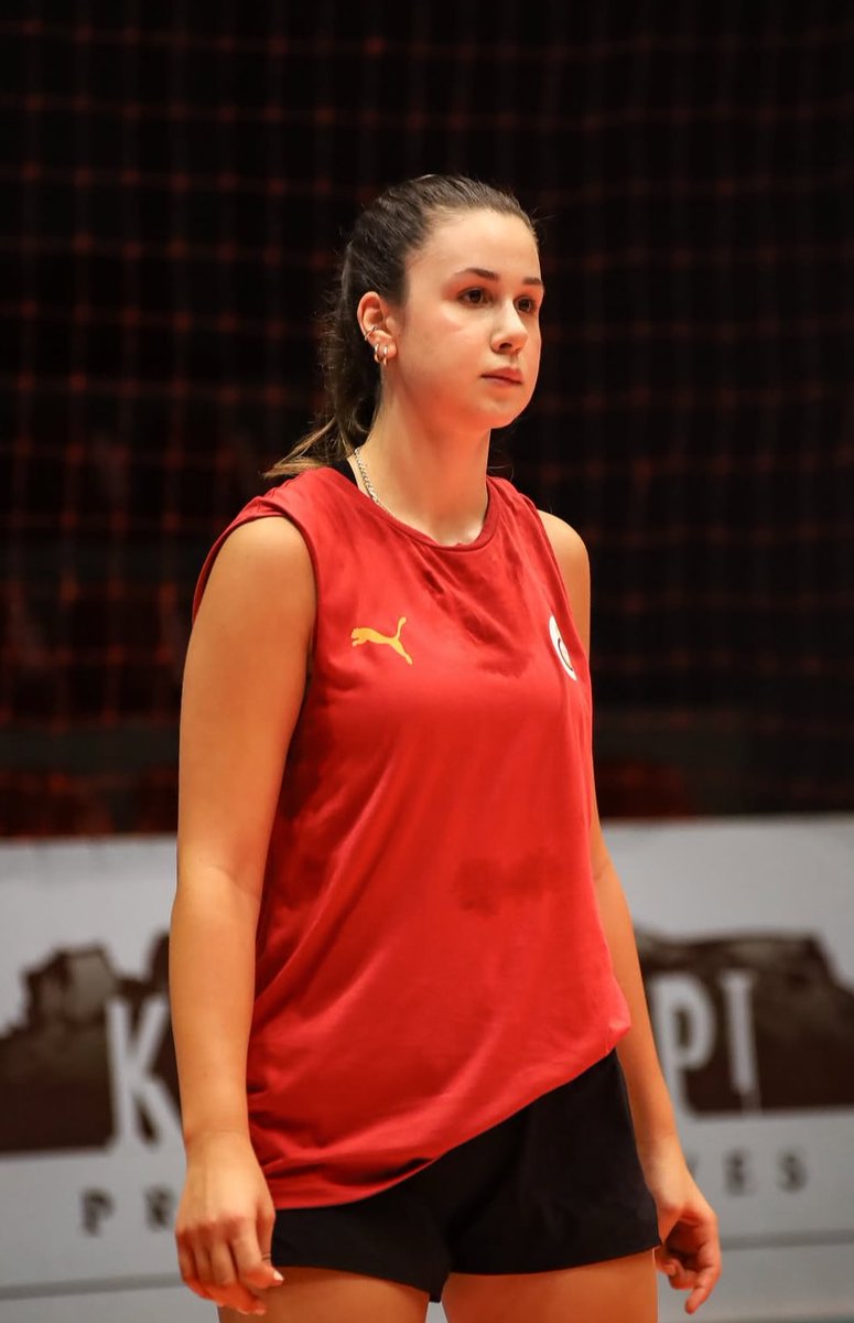 🟡🔴 Galatasaray altyapısından 2005’li pasör çaprazo Gökçe Baştarcan ve 2006’lı smaçör Melisa Sazalan da A Takım’la antrenmanlara katılıyor.