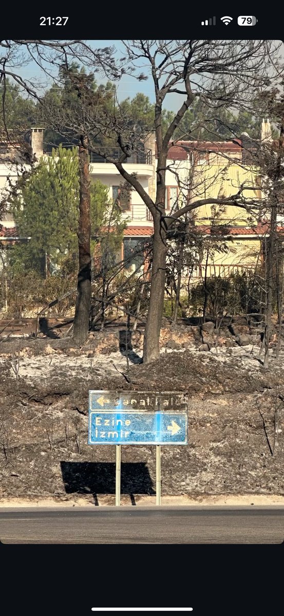 CavakGezen's tweet photo. #CANAKKALEYANIYOR 
Evler yanıyor, arabalar yanıyor, işletmeler yanıyor, hayvanlar yanıyor, ormanlar yanıyor, şehit kanlarıyla sulanmış topraklar yanıyor 🥺 #CANAKKALEYANIYOR https://t.co/uVt2CS49DU