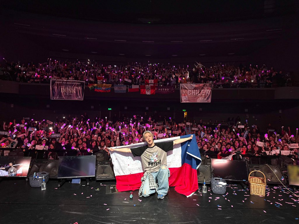 HourlyASTROBR's tweet image. Encerrada a primeira turnê solo latina do #YOONSANHA, FANCON PRISM FROM Y TO A 💜🇧🇷🇨🇱🇲🇽

Que o Sanha tenha sentido todo o amor que AROHAs sentem por ele e pelo ASTRO 🥹
E VOLTE SEMPRE 🤭
#윤산하 #ASTRO #아스트로 @offclASTRO