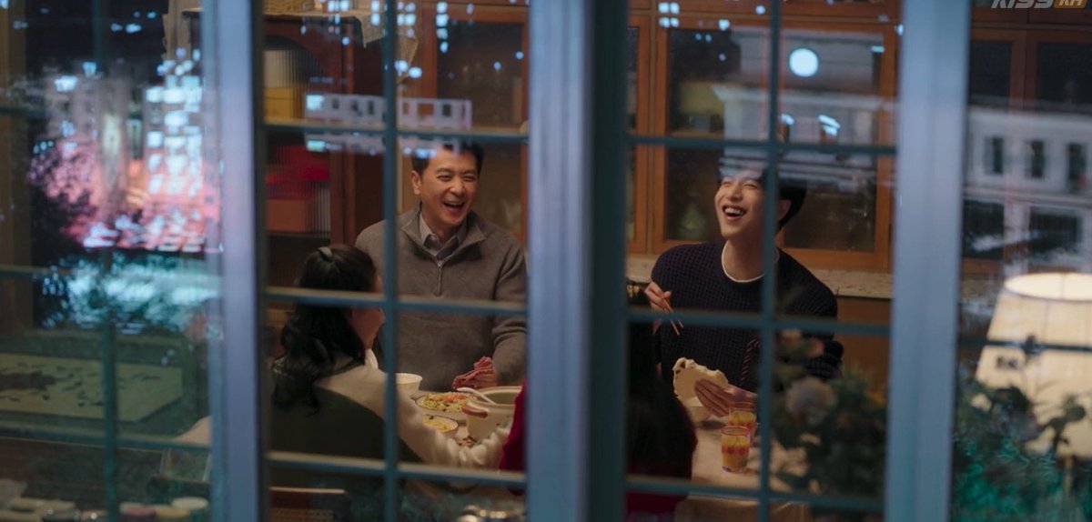 naan_jaan's tweet photo. My heart is filled with so much happiness whenever I see Jiang Qiaoxi smiling his biggest, widest smile when he is around Yingtao & her family, his uninhibited smile & happiness showing how much he cherished them🥺❤️
#OurGenerationEp13 #OurGeneration #ZhangLinghe #ZhaoJinmai https://t.co/NFXzmZVFPq