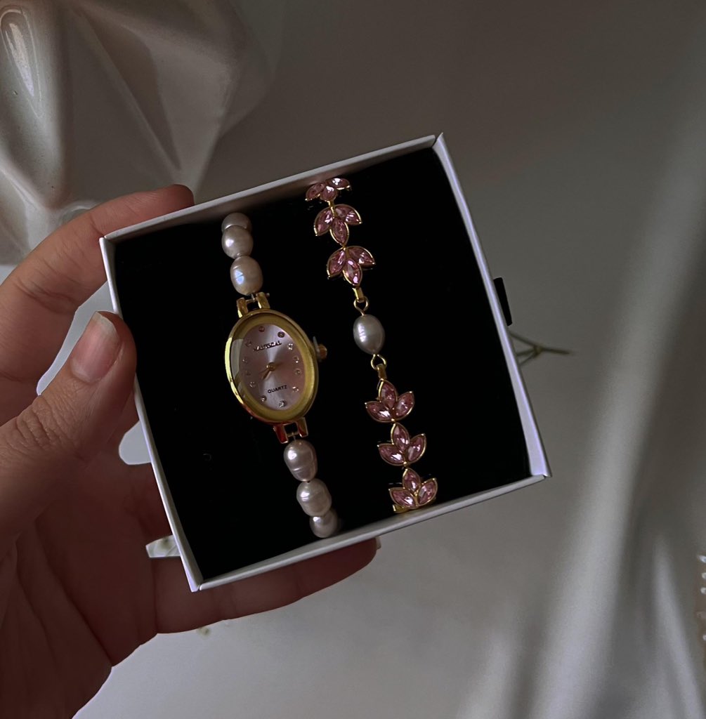 ✨ÇEKİLİŞ VAR TOPLANIN KIZLAR ✨

bir kişiye istediği renk saati göndereceğiz.

- ŞARTLAR 
✨Beni takip etmek tweti beğenmek ve bir arkadaşını yoruma etiketlemek. herkese bol şanslar 🤍✨