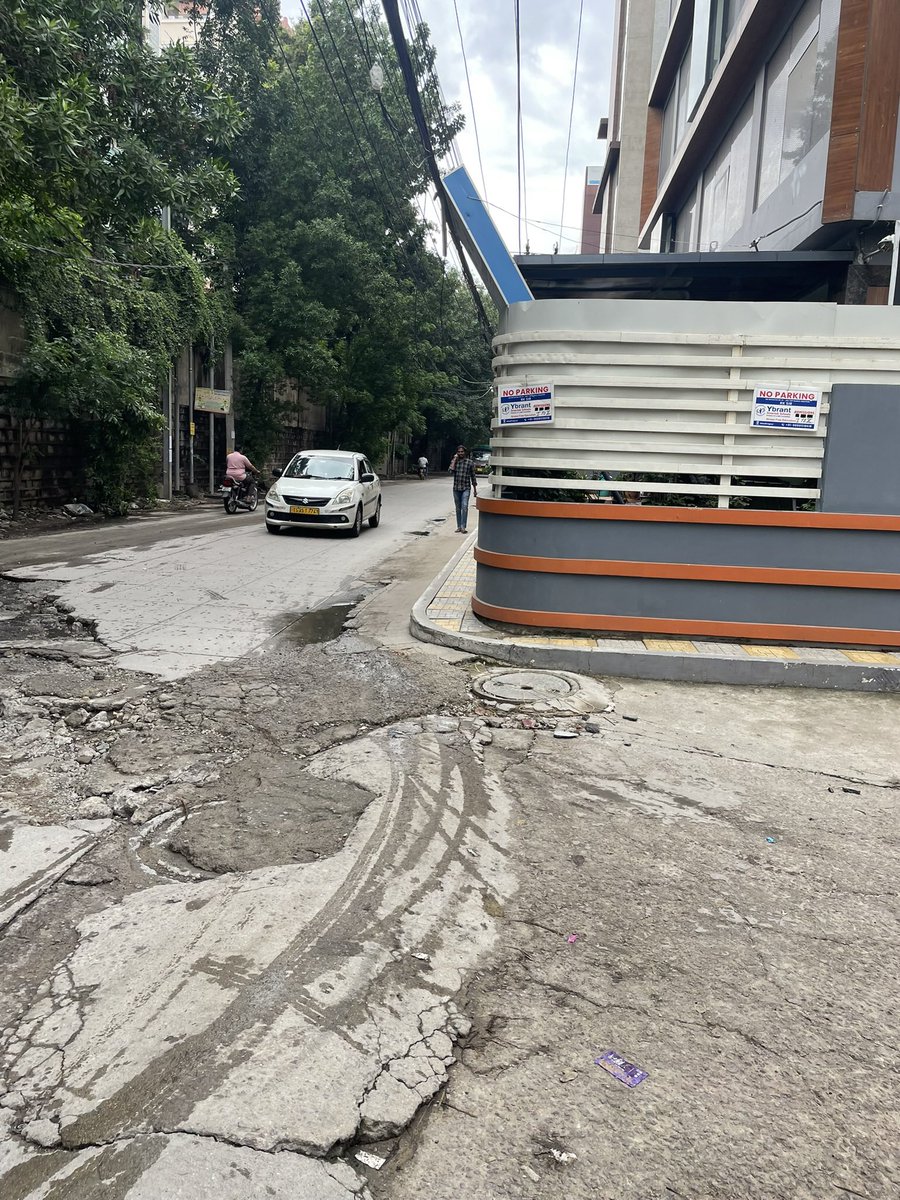 KumarGuglo80576's tweet photo. @Collector_HYD iam bringing this issue to u r attention looks like ghmc not ready to solve.middle of the road there is big pithole iam attaching video of it please look into this. When it rains it’s lot of accidents happens due to this and people have gotten injured @GHMCOnline https://t.co/p4Ru6eALr3