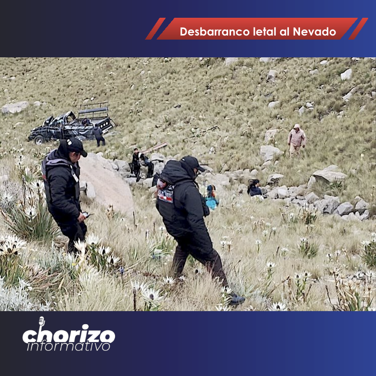 ChorizoInforma's tweet photo. 🚑💥 #TragediaEnElNevado ¡Accidente grave en el #Nevado de #Toluca ! #Camioneta pick up con turistas se desbarrancó 50m. 1 muerto 📷 y 😢 13 lesionados entre ellos 6 menores, 3 chinos y 2 graves. #CruzRoja y #SUEM atendieron el rescate. #AlertaEdomex https://t.co/Yk6DVgFjYx