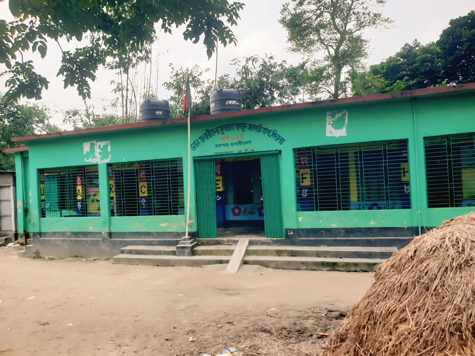 মাদারগঞ্জে প্রাথমিক বিদ্যালয়ের ছাদ ধসে দুই শিক্ষার্থী আহত, পরদিন স্কুল ফাঁকা