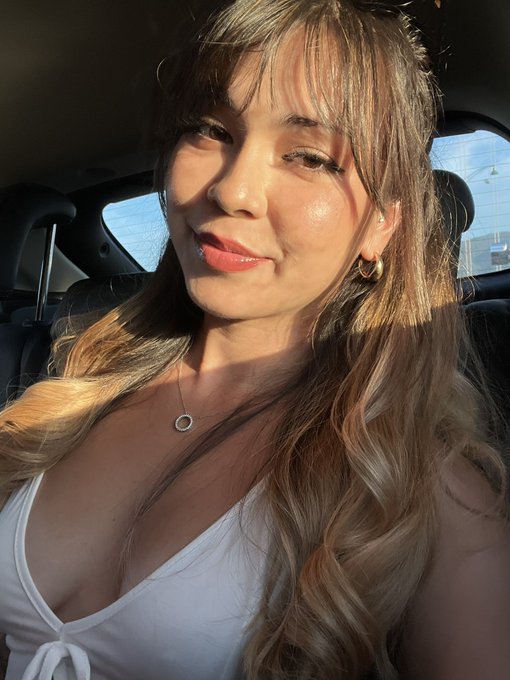 1 pic. face &amp; feet 💛 pretty yellow https://t.co/F8NkSzjaZc