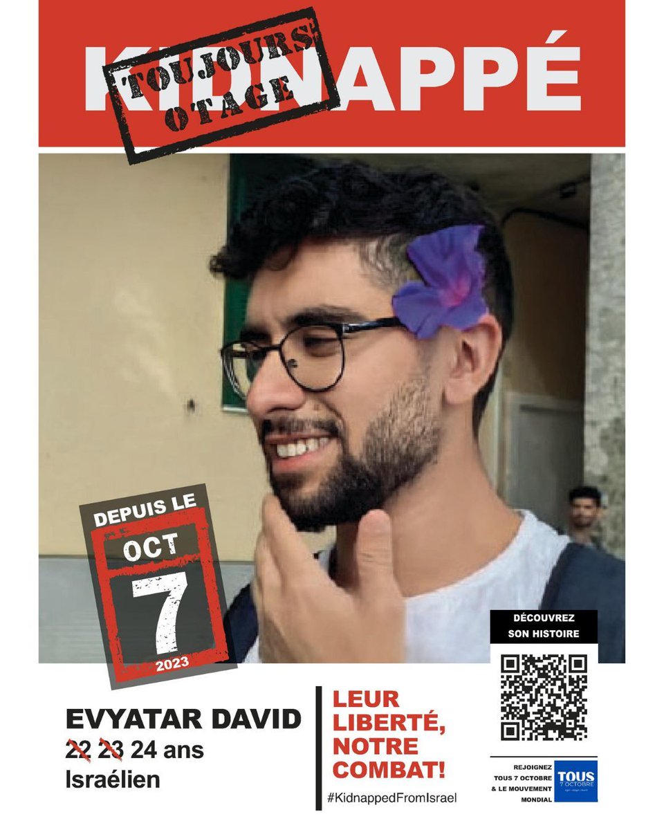 tous7octobre's tweet photo. Evyatar a maintenant 24 ans. Avant le 7 octobre, il menait une vie normale, joyeuse, tournée vers la musique et les autres. Il hésitait entre devenir enseignant ou se lancer dans la production musicale. Mais d’abord, il rêvait de voyager en Asie, comme beaucoup de jeunes israéliens.

Deuxième d’une fratrie de trois, Evyatar est très proche de sa famille, notamment de sa mère qu’il adore photographier. Le 6 octobre, il rentre d’un voyage en Italie et passe la soirée avec des amis à contempler à quel point la vie peut être belle.

Le lendemain matin, il danse au festival Nova, jusqu’à ce que tout bascule. À 8h, il appelle sa famille : des terroristes ont envahi le site, des roquettes pleuvent, il se cache sous le feu. 
Quelques jours plus tard, sa sœur reçoit une vidéo anonyme montrant Evyatar, mains liées, à plat ventre, prisonnier.

En février 2025, une nouvelle vidéo le montre, amaigri et enchaîné, demandant désespérément de l’aide. 
Son frère Ilay parcourt le monde pour faire entendre sa voix, rencontrer des dirigeants et plaider sa libération.

Evyatar est encore en vie. Il doit rentrer chez lui.